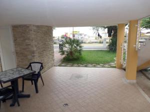 Seafront flat with covered patio