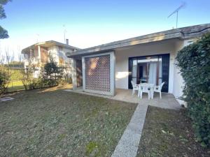 Familiar house with fenced garden in Bibione