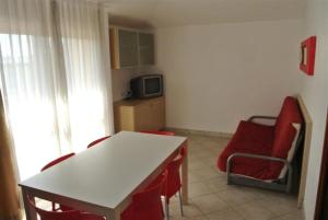 Enjoy your holiday 80m from the beach