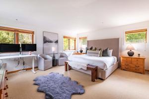 Taluswood Ridge 4 by Outpost Whistler