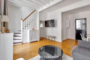 Duplex dexception avec terrasse et vue parisienne