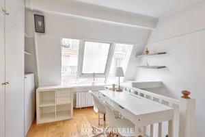 Duplex dexception avec terrasse et vue parisienne