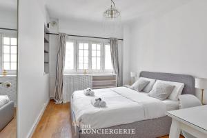 Duplex dexception avec terrasse et vue parisienne