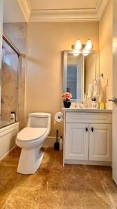 Quiet Private Room with Ensuite Bathroom in Richmond