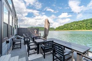 Wake House - One of a Kind Floating Home on Lake Cumberland - Boat Slip - Boat Ramp Access - Sleeps 20
