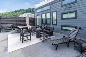 Wake House - One of a Kind Floating Home on Lake Cumberland - Boat Slip - Boat Ramp Access - Sleeps 20