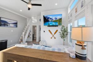 Wake House - One of a Kind Floating Home on Lake Cumberland - Boat Slip - Boat Ramp Access - Sleeps 20