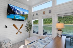 Wake House - One of a Kind Floating Home on Lake Cumberland - Boat Slip - Boat Ramp Access - Sleeps 20