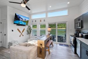 Wake House - One of a Kind Floating Home on Lake Cumberland - Boat Slip - Boat Ramp Access - Sleeps 20