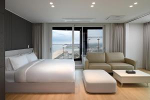 Emerson Suites Naksan