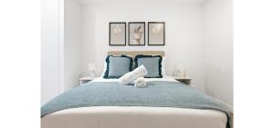 Elegant 3BR CBD Apt, Pool Gym, Skyline City Views, Near Marvel Stadium