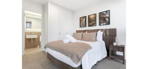 Elegant 3BR CBD Apt, Pool Gym, Skyline City Views, Near Marvel Stadium