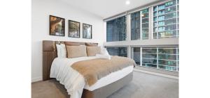 Elegant 3BR CBD Apt, Pool Gym, Skyline City Views, Near Marvel Stadium