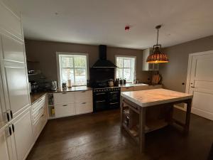 Prestssetrið - Luxury Lodge near Akureyri with large hot tub