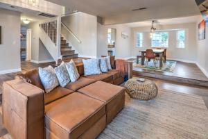 Villa near STRIP - Heated Pool, Hot Tub, Billiards