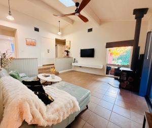 더보 A Striking Contemporary Home in the Heart of Dubbo 5mins drive to DUBBO ZOO & 4mins to DUBBO GOLF CL 싱글룸 스위트룸