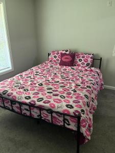 Cozy Pink Atlanta Stay