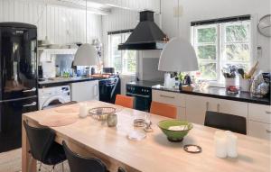 Gorgeous Home In Hundested With Wifi