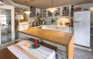 Amazing Home In Glesborg With Wifi