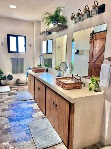 Private House, 1-Min Walk to Beach, Ocean Views
