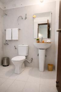 Skydeck Apartment 4BHK Near Taj by Homeyhuts
