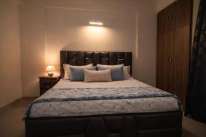 Skydeck Apartment 4BHK Near Taj by Homeyhuts
