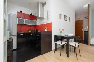 Cosy Studio in Warsaw with Garden, Parking and Fan by Noclegi Renters