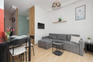 Cosy Studio in Warsaw with Garden, Parking and Fan by Noclegi Renters