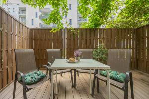 Cosy Studio in Warsaw with Garden, Parking and Fan by Noclegi Renters