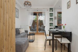 Cosy Studio in Warsaw with Garden, Parking and Fan by Noclegi Renters