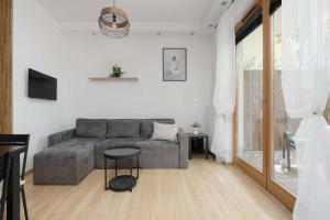 Cosy Studio in Warsaw with Garden, Parking and Fan by Noclegi Renters
