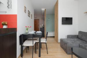 Cosy Studio in Warsaw with Garden, Parking and Fan by Noclegi Renters