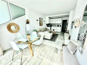 Aguamarina IV Frontline Beach, Direct Sea Views