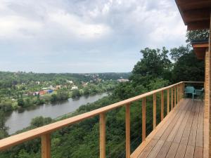Chatka - A - Vyhlídka nad řekou