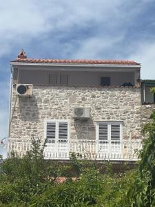 Johnnys windy way apartment