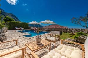 Villa Platanus with Private Pool & Sea View
