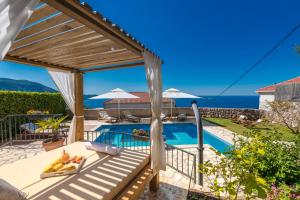 Villa Platanus with Private Pool & Sea View
