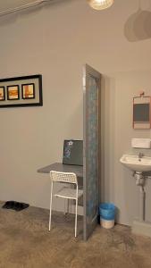 Roomah En-suite attached-bath R1