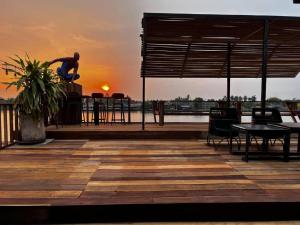 Glorilla Amphawa Riverside
