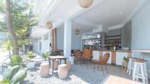 RedDoorz @ Fat J Apartelle Mactan