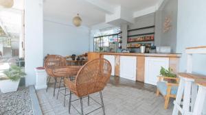 RedDoorz @ Fat J Apartelle Mactan