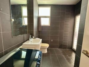 Spacious 10 Pax Suite l Kota Damansara MRT & Mall