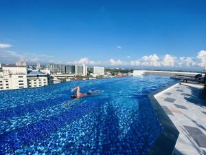 Serene 1 BR apartment with longest rooftop pool