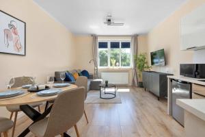 Komfortowy Apartament w Sercu Gdańska z Miejscem do Pracy by Noclegi Renters