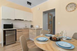 Komfortowy Apartament w Sercu Gdańska z Miejscem do Pracy by Noclegi Renters