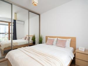 Urban Chic - One Bedroom Apartment - Warsaw Stays&G85-5
