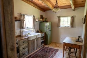 Charming Historic Cabin with Wood-Burning Stove near StarHill Farms in Texas