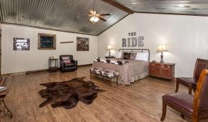 Charming King Cottage with Porch Swing & River Trail Access near Texas Wine Collective – Fredericksburg, TX