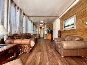 Spacious Luxury Retreat with Fire Pit & Resort Amenities Near Zwolle, Louisiana
