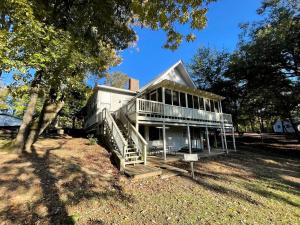 Spacious Luxury Retreat with Fire Pit & Resort Amenities Near Zwolle, Louisiana